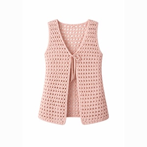 Puede incluir: Un chaleco de crochet rosa claro, abierto por delante, con cuello en V y cierre de lazo. El chaleco sin mangas presenta un diseño de tejido abierto y delicado. Esta prenda hecha a mano es una pieza de capas elegante.
