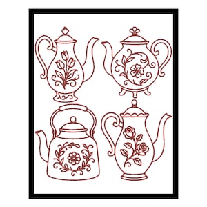 Könnte beinhalten: Vier braune Strichzeichnungen von Teekannen mit floralen Designs. Jede Teekanne hat eine einzigartige Form und ein dekoratives Muster, einschließlich Blumen und Blättern. Die Teekannen befinden sich vor einem weißen Hintergrund in einem schwarzen Rahmen.