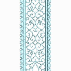 以下が含まれることがあります： スカイブルーの刺繍された楕円形のデザインで、スカラップエッジが付いています。 このデザインは、渦巻く線、ハート、花の要素の対称的なパターンを特徴とし、装飾目的のために適しています。