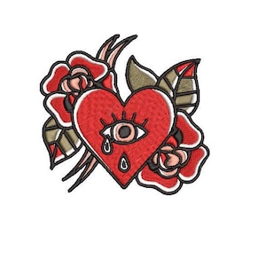 Può includere: Un cuore rosso con un solo occhio e una lacrima, circondato da due rose rosse e foglie verdi. Il cuore è bordato di nero e l'occhio è bordato di nero con una pupilla bianca.