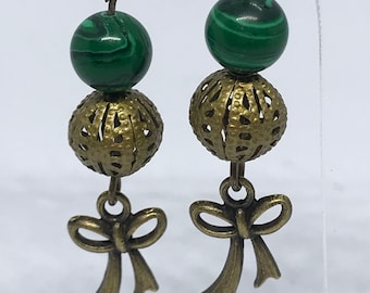 Earrings with buckle pendant and green pearl
