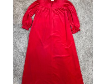 Camisón largo vintage de terciopelo rojo de Gilligan O'Malley con cuello de volantes.