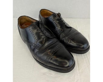 Sapatos sociais vintage Allen Edmonds, modelo brogue derby, em couro preto com biqueira reforçada, tamanho 8,5 EEE.