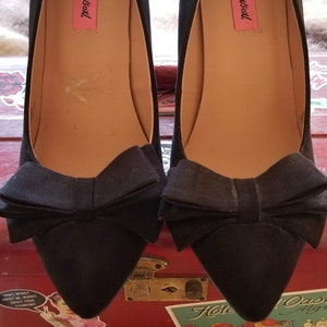 Betsey Johnson Pumps Bow Heels~Classic Pointed Toe Pumps~Vintage Pumps~Betsey Johnson Size 10~Bow Stiletto Heels~Pin Up~Hollywood Glamour