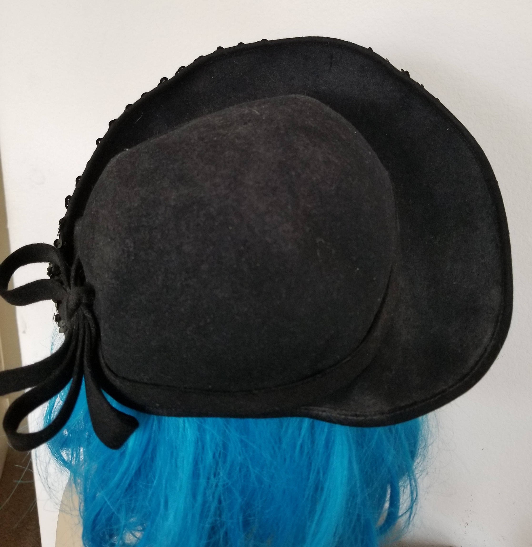 TEMPTING 1940s\' BLACK FELT HAT WITH SEQUIN TRIM 1940s Black Veiled Fur Sequin Bow Top Hat Fascinator Tilt  main image 4