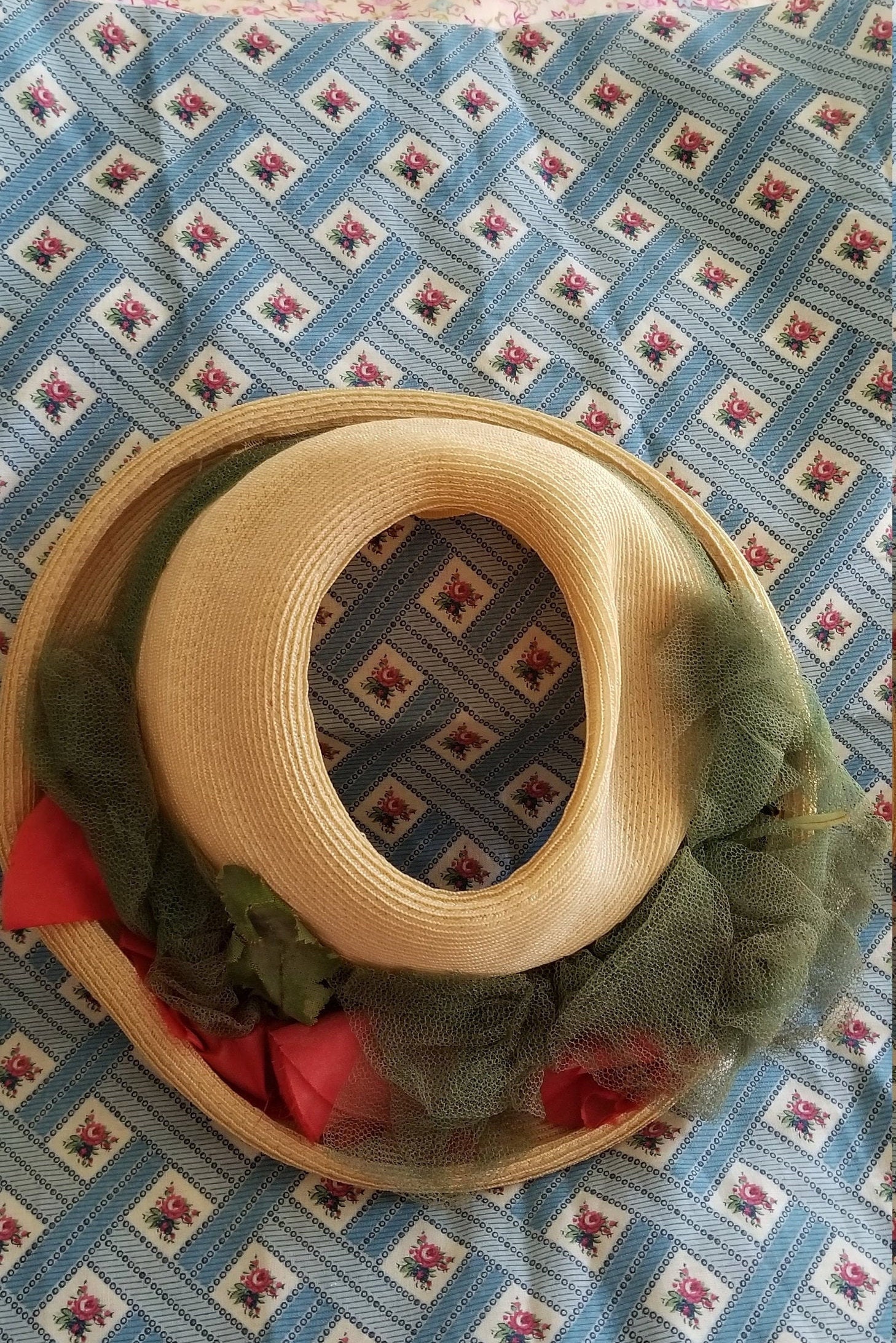 Vintage Silk/Straw Peek A Boo Hat-Flowers 1950s Vintage Beige Straw/silk Peek A Boo Summer Hat 1950s With  main image 2