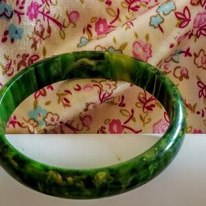 Vintage Spinach Green Bakelite Bangle 1930's-40's-Spinach Green & Yellow End Of Day Bakelite Bangle Beautiful Swirls-Mid Century image 3