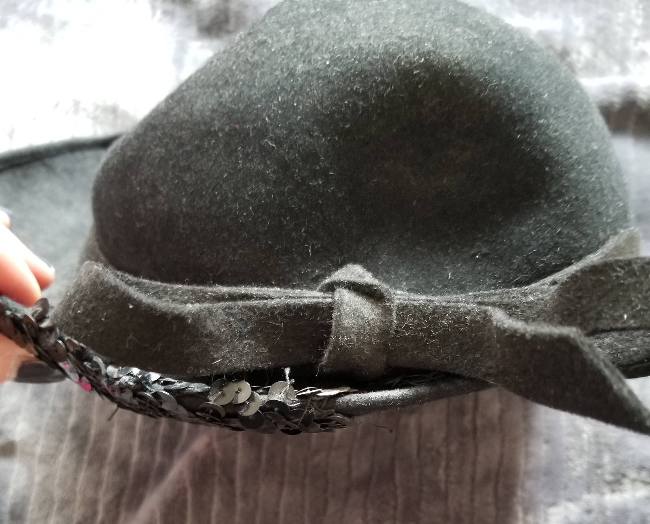 TEMPTING 1940s\' BLACK FELT HAT WITH SEQUIN TRIM 1940s Black Veiled Fur Sequin Bow Top Hat Fascinator Tilt  main image 3