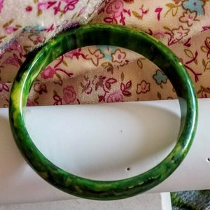 Vintage Spinach Green Bakelite Bangle 1930's-40's-Spinach Green & Yellow End Of Day Bakelite Bangle Beautiful Swirls-Mid Century image 8