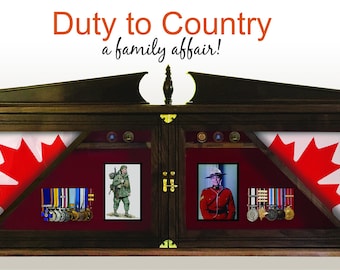 Op de afbeelding: Een houten vitrine met twee glazen deuren, elk met een ingelijste foto van een persoon in militair uniform, een Canadese vlag en een verzameling medailles. De vitrine heeft een donkerhouten afwerking en een gouden rand. De tekst "Duty to Country a family affair!" staat boven de vitrine.