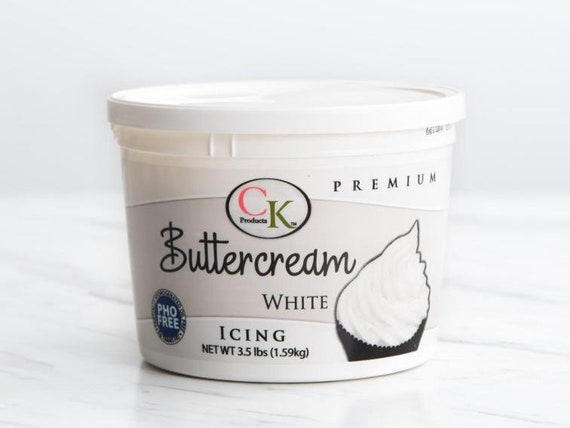 Готовый крем для торта в ведерке. Айсинг wilton. Помадка для торта. White icing. Over the top white icing.