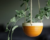 JARDINIÈRE SUSPENDUE EN CÉRAMIQUE // jardinière faite à la main en tige d’or profonde. (Autres couleurs disponibles dans la section « Jardinières suspendues ».)