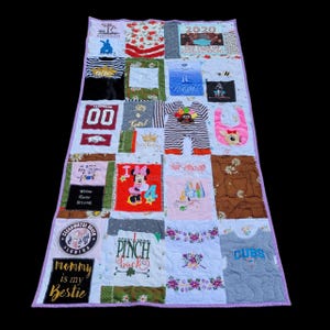 babykleertjesquilt/memoryquilt/kinderquilt/jongenskleding/meisjeskleding/quilt gemaakt met babykleding, slabbetjes, hoeden,