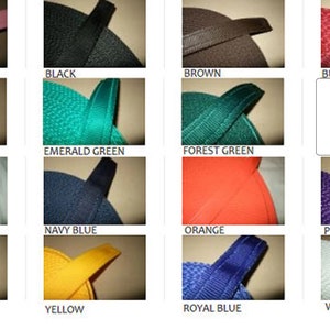 Puede incluir: Una colecci&oacute;n de 15 correas de tejido de diferentes colores, cada una con un nombre de color diferente mostrado debajo.