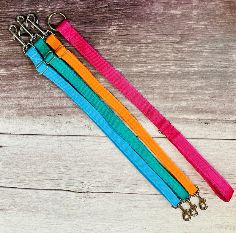 Puede incluir: Tres correas para perros en diferentes colores: turquesa, naranja y rosa. Las correas est&aacute;n hechas de un material duradero tejido y tienen clips de metal plateado.