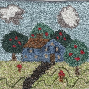 Peut inclure: Une maison bleue avec un toit brun se trouve dans un champ d'herbe verte. Il y a trois arbres avec des fleurs rouges et deux nuages blancs dans le ciel.
