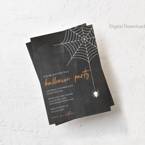 Puede incluir: Una invitación de fiesta de Halloween imprimible en blanco y negro con un gráfico de telaraña y araña. El texto dice "You're invited to a Halloween party" con la fecha y hora de la fiesta, el nombre y la dirección del anfitrión, y la información de RSVP.