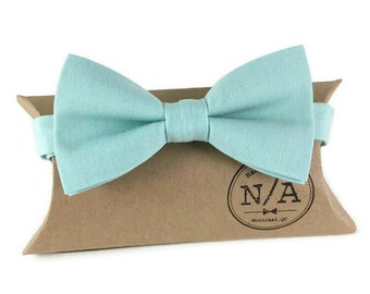 Sea foam bow tie, light turquoise bow tie, prettied, adjustable men’s bow tie