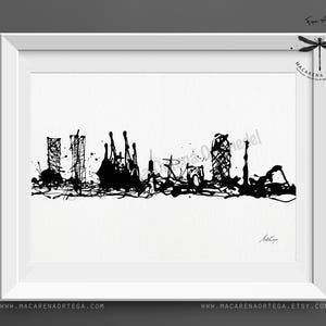 Puede incluir: Lámina de arte abstracto de horizonte en blanco y negro enmarcada en blanco. La obra presenta una silueta de paisaje urbano creada con audaces salpicaduras y goteos de tinta negra sobre un fondo blanco. Firmado por el artista.
