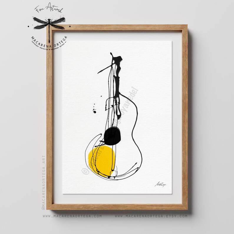 K&ouml;nnte beinhalten: Abstrakter Kunstdruck einer Gitarre in einem Holzrahmen. Das Kunstwerk zeigt schwarze Tintenlinien und einen gelben Kreis auf wei&szlig;em Hintergrund. Der Name des K&uuml;nstlers und die Website sind sichtbar.