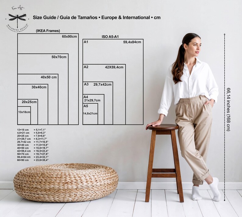 K&ouml;nnte beinhalten: Eine Gr&ouml;&szlig;entabelle mit IKEA- und ISO-Rahmenma&szlig;en in Zentimetern und Zoll. Die Tabelle enth&auml;lt Gr&ouml;&szlig;en von 13x18 cm (5,1x7,1 Zoll) bis 60x90 cm (23,6x35,4 Zoll). Eine Frau steht neben der Tabelle, die H&ouml;he betr&auml;gt 168 cm.