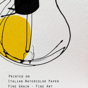K&ouml;nnte beinhalten: Abstrakter Kunstdruck mit einem gelben Kreis und schwarzen Linien auf wei&szlig;em Hintergrund. Das Kunstwerk enth&auml;lt den Text "PRINTED ON ITALIAN WATERCOLOR PAPER FINE GRAIN - FINE ART".