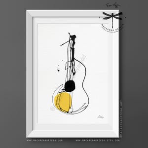 K&ouml;nnte beinhalten: Abstrakter Kunstdruck einer Gitarre in einem wei&szlig;en Rahmen. Das Kunstwerk zeigt schwarze Tintenlinien und einen gelben Kreis, wodurch ein minimalistisches Design entsteht. Ein einzigartiges St&uuml;ck Wanddekoration.