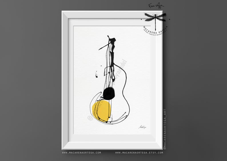 K&ouml;nnte beinhalten: Abstrakter Kunstdruck einer Gitarre in einem wei&szlig;en Rahmen. Das Kunstwerk zeigt schwarze Tintenlinien und einen gelben Kreis, wodurch ein minimalistisches Design entsteht. Ein einzigartiges St&uuml;ck Wanddekoration.