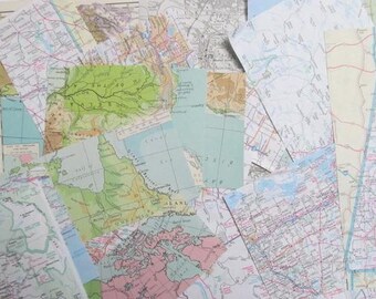 以下が含まれることがあります： 重ねて配置された、ヴィンテージの地図のコレクション。地図は、緑、青、ピンク、ベージュなど、さまざまな色で表示され、詳細な道路と地理情報が示されています。地図はさまざまな地域のものであるようです。