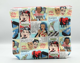 Può includere: Una pochette in tessuto colorata con un design a fumetti che presenta una donna che dice "She says..." e un uomo che dice "He says..." La pochette ha una cerniera rossa e il testo "My Fabric Haul" e "I'd Rather Be Quilting" appare sulla pochette.