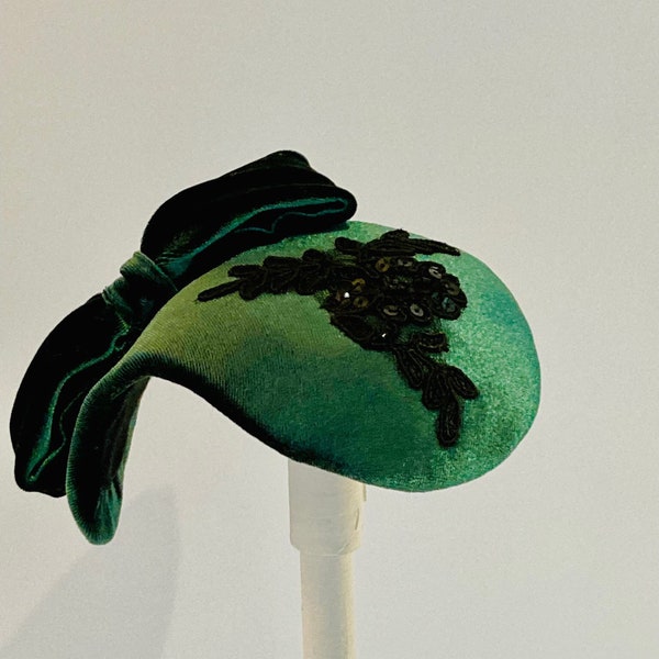 1940’s 1950’s Style Green Curved Tear Drop Cocktail Hat with Hand Beaded Appliqué