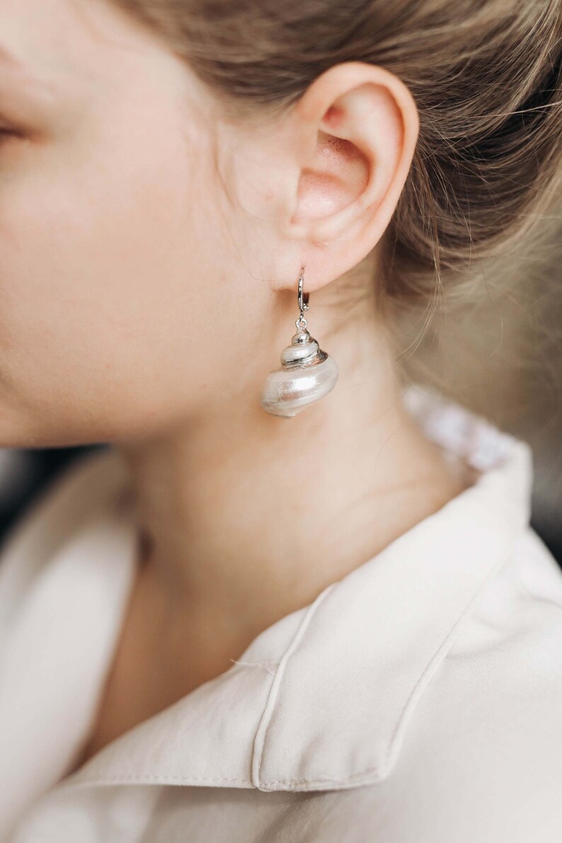 Pendientes de plata de concha de mar pendientes de concha image 1