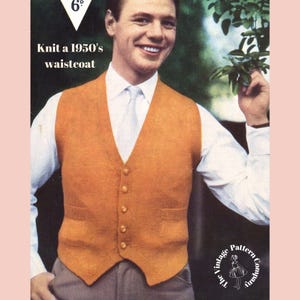 Könnte beinhalten: Vintage Strickmuster-Cover mit einem Mann in einer orangefarbenen Strickweste. Die Weste hat einen V-Ausschnitt, einen Knopfverschluss und zwei Taschen. Der Text lautet "Knit a 1950's waistcoat". Der Hintergrund ist ein zartes Rosa.