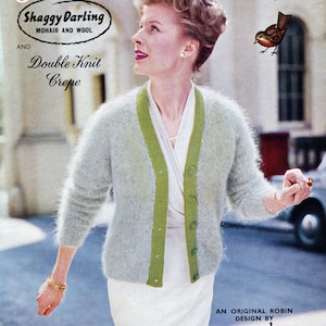 Puede incluir: Un folleto de patrones de tejido vintage titulado Robin Shaggy Darling Mohair and Wool and Double Knit Crepe No 888 para un busto de 86-102 cm. La portada muestra un cárdigan de mohair verde claro con una tapeta de botones acanalada.