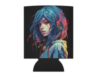 Op de afbeelding: Een zwarte blikjeskoeler met een kleurrijke illustratie van een vrouw met blauw haar en een rode bloem achter haar oor. De vrouw draagt een blauwe en witte hoodie.