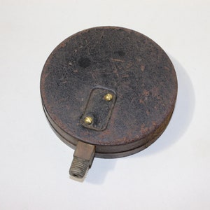 Pu&ograve; includere: Un manometro rotondo in metallo nero con un raccordo in ottone e due viti in ottone sul retro.
