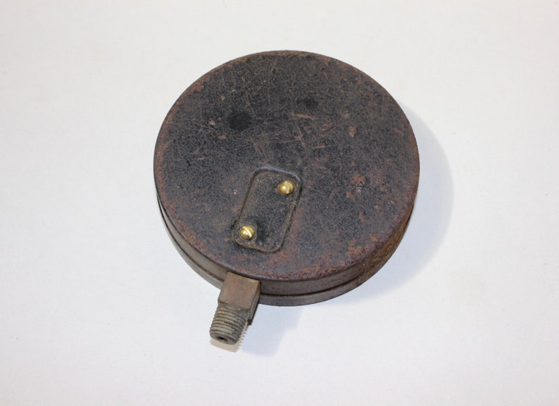 Pu&ograve; includere: Un manometro rotondo in metallo nero con un raccordo in ottone e due viti in ottone sul retro.