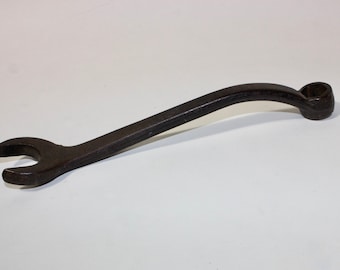 vintage 20 - 30's Offset combination wrench. No maker ID. 11/16" open end - 5/8" Box end. Likely made for an auto tool kit or similar.
