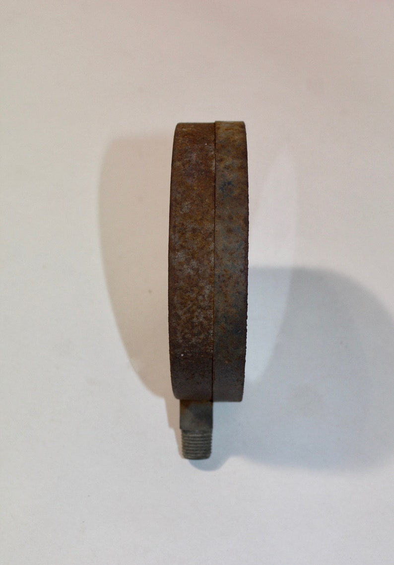Pu&ograve; includere: Un manometro in metallo arrugginito con un gambo filettato. Il manometro &egrave; circolare e ha un diametro di circa 7,6 cm.