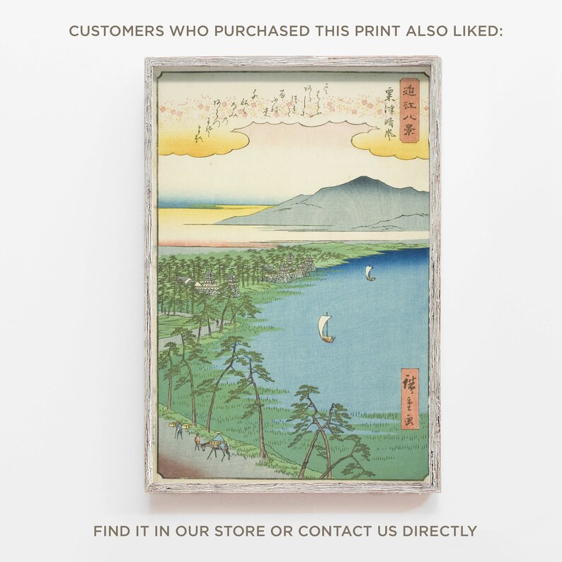Op de afbeelding: Een vintage Japanse houtsnede die een schilderachtig landschap afbeeldt met een bergketen, een waterlichaam en een dorp op de voorgrond. De print is ingelijst in een wit houten frame. De tekst in de afbeelding luidt "栗は暗感" en "近江八景".