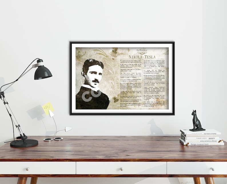K&ouml;nnte beinhalten: Ein Schwarzwei&szlig;portr&auml;t von Nikola Tesla mit einem Zitat &uuml;ber sein Leben und Werk. Das Zitat ist auf einem Hintergrund im Vintage-Stil mit floralen Akzenten gedruckt.