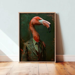 Può includere: Una stampa artistica incorniciata raffigurante un fenicottero con testa e collo rosa brillante, che indossa un blazer a quadri verde e marrone, una camicia con colletto e una cravatta scura. Lo sfondo è verde scuro testurizzato con accenti.
