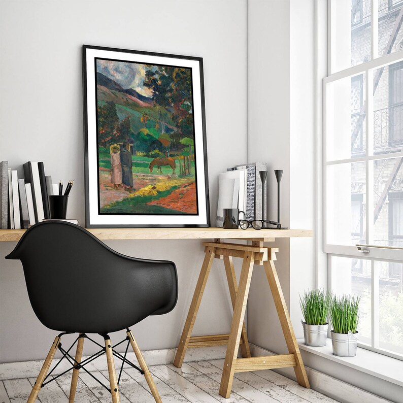 Peut inclure: Une peinture encadr&eacute;e repr&eacute;sentant un paysage avec deux personnages au premier plan. La peinture est dans un cadre noir et est accroch&eacute;e &agrave; un mur blanc. La peinture est plac&eacute;e sur un fond de bureau avec une chaise noire, un chevalet en bois et une plante en pot.