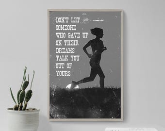 Könnte beinhalten: Ein gerahmter Kunstdruck mit der Silhouette einer laufenden Person vor grauem Hintergrund. Der Text lautet: DON'T LET SOMEONE WHO GAVE UP ON THEIR DREAMS TALK YOU OUT OF YOURS. Das Design hat eine abgenutzte, texturierte Optik.