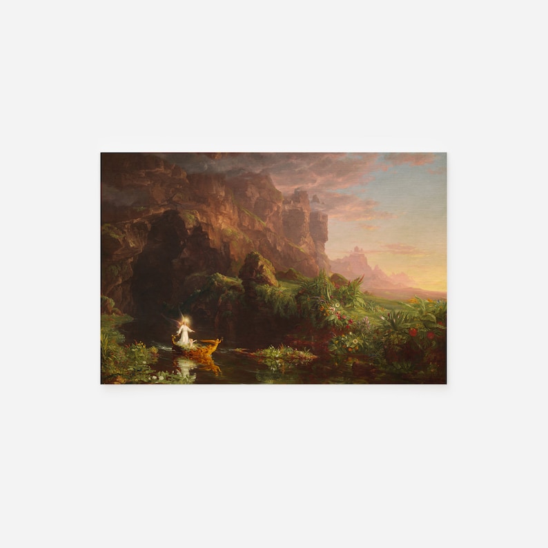 Puede incluir: Una pintura que representa una figura solitaria en un bote sobre un cuerpo de agua tranquilo, rodeada de vegetaci&oacute;n exuberante y acantilados imponentes. El cielo es de un naranja y rosa vibrantes, lo que sugiere una puesta o salida de sol.