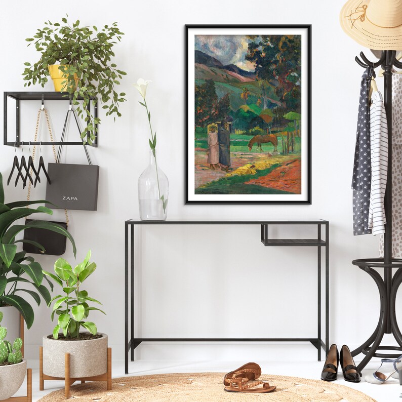 Peut inclure: Une peinture encadr&eacute;e repr&eacute;sentant un paysage avec deux personnages au premier plan. La peinture est dans un style rappelant le post-impressionnisme, avec des coups de pinceau audacieux et des couleurs vives. Les personnages sont v&ecirc;tus de v&ecirc;tements traditionnels et se dirigent vers un cheval au loin. Le paysage est luxuriant et verdoyant, avec des collines vallonn&eacute;es et un ciel bleu.