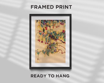Op de afbeelding: Ingelijste print van een botanische aquarel. Het kunstwerk toont groene bladeren, rode bessen en gele accenten op een beige achtergrond. De print zit in een zwarte lijst met de tekst "FRAMED PRINT" en "READY TO HANG".