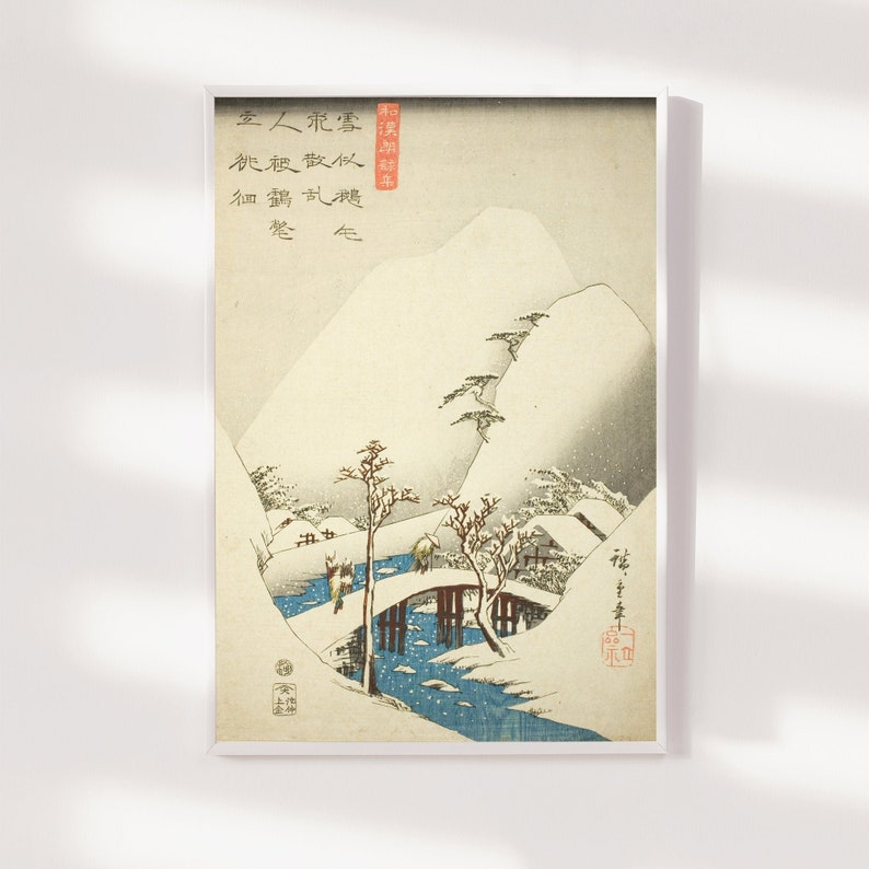 Op de afbeelding: Een Japanse houtsnede die een besneeuwd berglandschap met een brug over een beek voorstelt. De prent is getiteld "雪人飛雪" (Yuki Hito Tobi Yuki) wat vertaald wordt als "Sneeuwmensen die sneeuw laten vliegen".