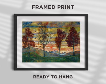 Op de afbeelding: Geïntegreerde print van een schilderij dat drie bomen in een landschap met een zonsondergang op de achtergrond toont. De bomen zijn in tinten rood en groen, en de lucht is een mix van oranje, geel en blauw. Het schilderij is ingelijst in zwart.