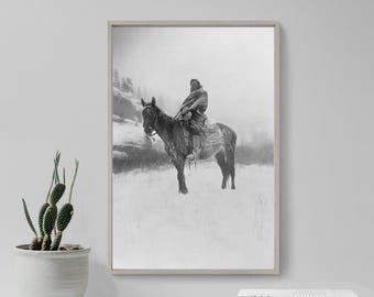 Edward Curtis – Der Späher in Winterkrähe (1908) – Vintage-Fotografie, Foto, Poster, Druck, Kunstgeschenk, Dekoration – Amerikanisches Indianerpferd